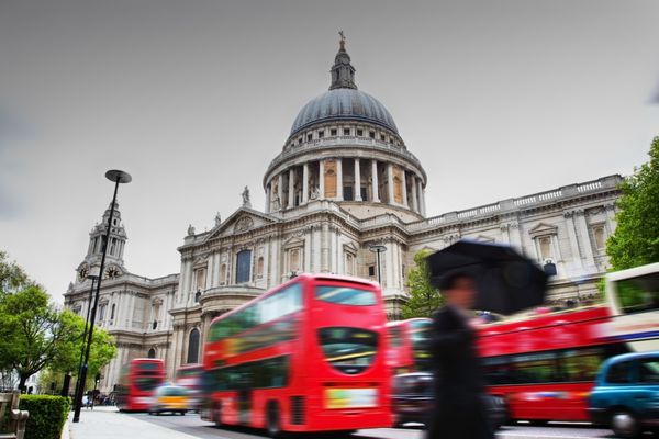 کلیسای جامع سنت پل در لندن انگلستان اتوبوس های قرمز در حال حرکت
