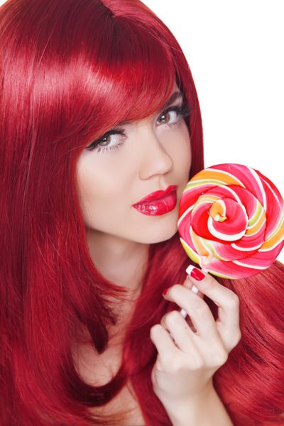 رنگ آمیزی مدل مو پرتره دختر زیبایی که آبنبات چوبی رنگارنگ در دست دارد