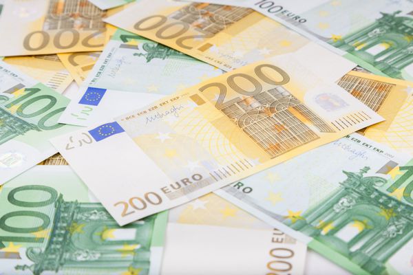 اسکناس های یورو که روی زمین پخش شده اند - ارز اروپایی