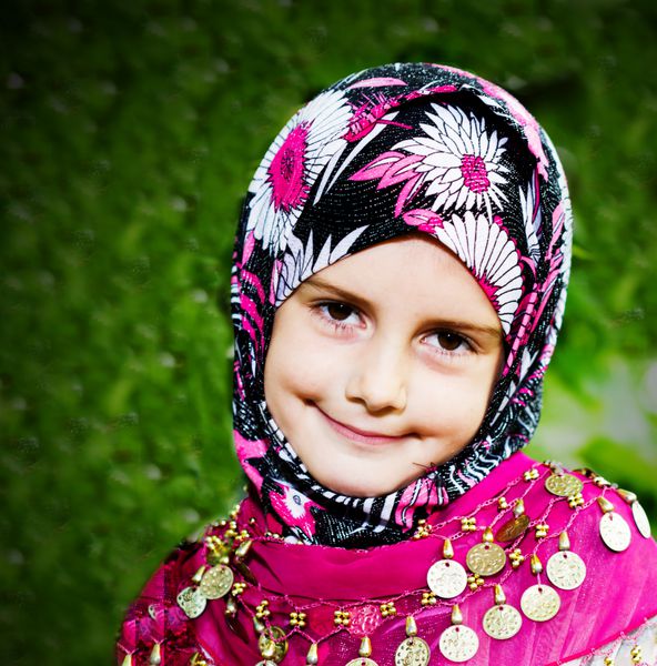 پرتره دختر کوچک مسلمان در فضای باز