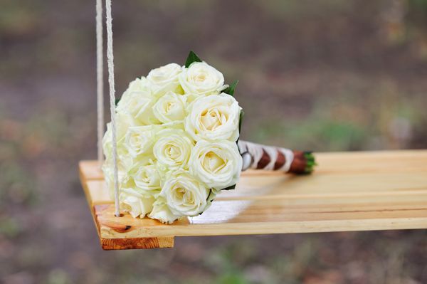 دسته گل عروس روی تاب