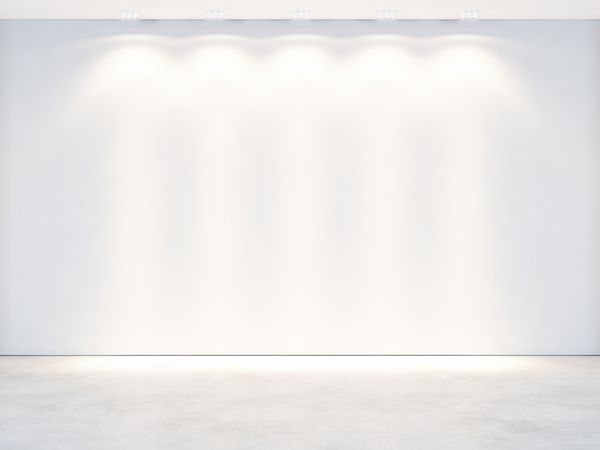 دیوار سفید با نورافکن