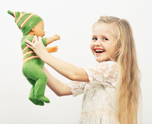 بازی دختر با عروسک بچه مفهوم روز مادر