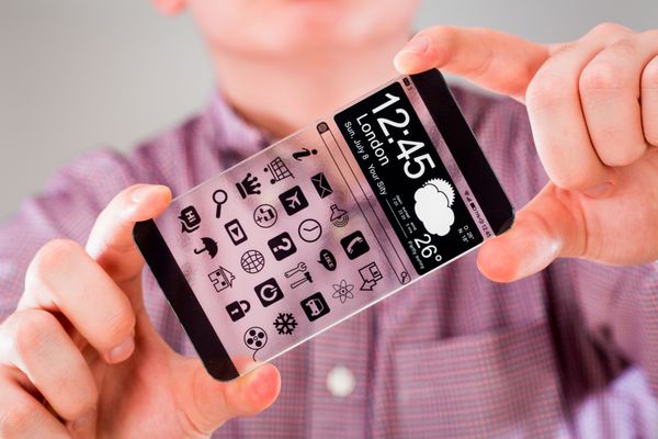 گوشی هوشمند با صفحه نمایش شفاف در دست انسان