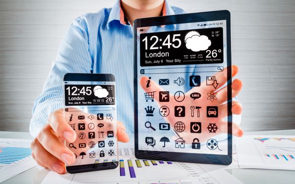 گوشی هوشمند و تبلت با صفحه نمایش شفاف در دست انسان