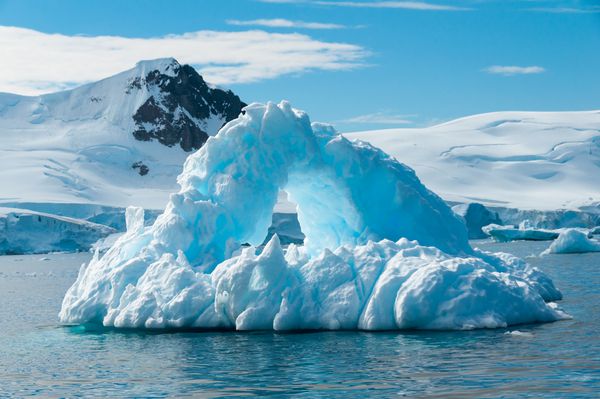 قطب جنوب کوه یخ قوسی شکل