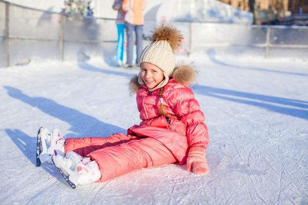 دختر شاد شایان ستایش پس از سقوط روی یخ با اسکیت نشسته است