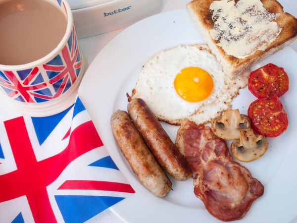 بیکن و تخم مرغ با فنجان چای نان تست و پرچم بریتانیا