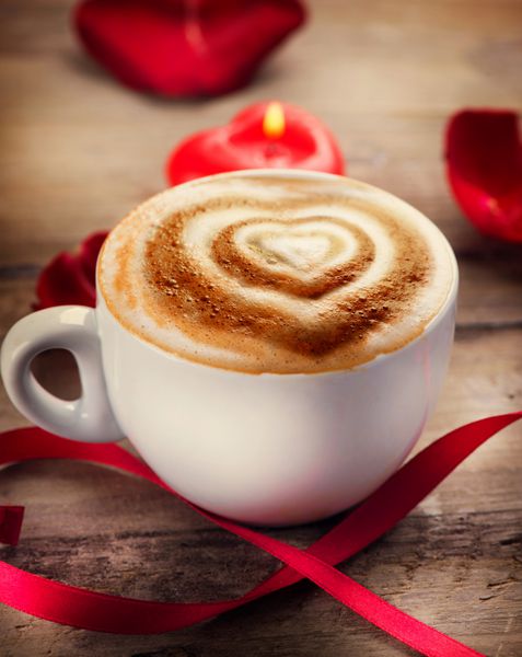 قهوه روز یا کاپوچینو با قلب روی فوم