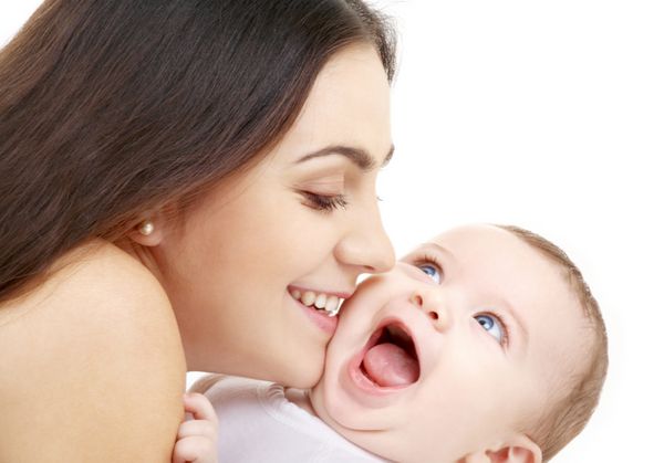 خندیدن کودک با مادر تمرکز روی مادر