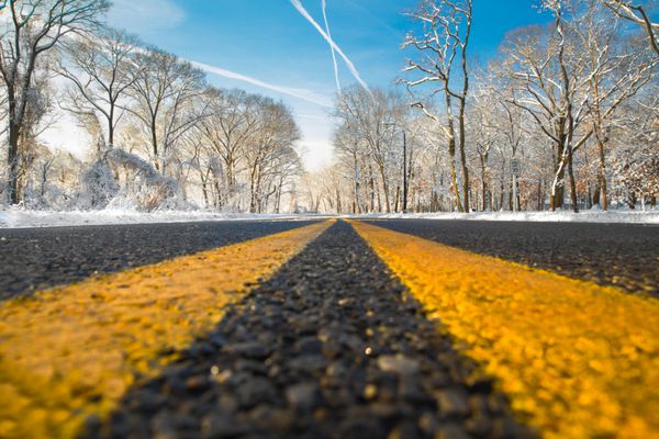 خط تقسیم زرد در جاده در روز زمستان