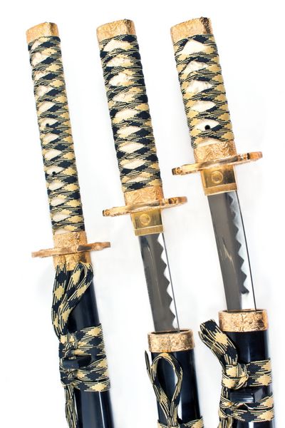 سه شمشیر کاتانای سامورایی ژاپنی روی سفید