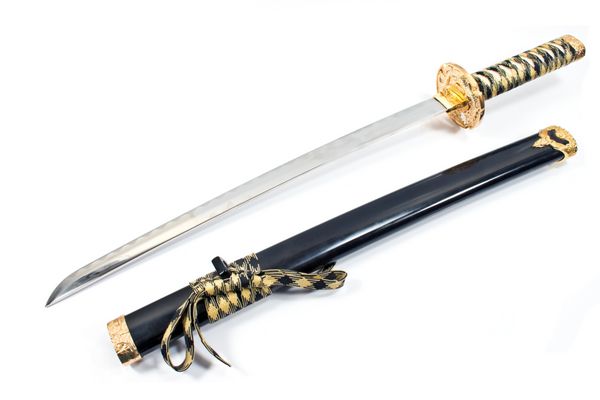 شمشیر کاتانای سامورایی ژاپنی جدا شده روی سفید