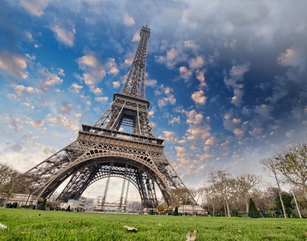 رنگ های زیبای برج ایفل و آسمان پاریس