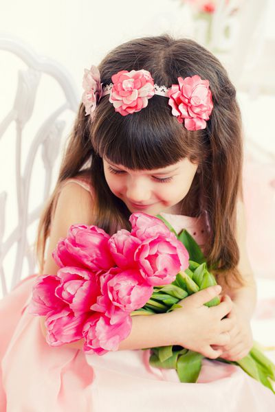 دختر کوچولوی دوست داشتنی با دسته گل لاله