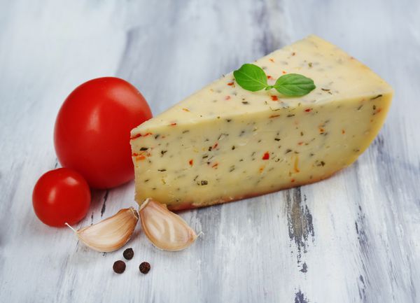 پنیر ایتالیایی خوشمزه روی میز چوبی
