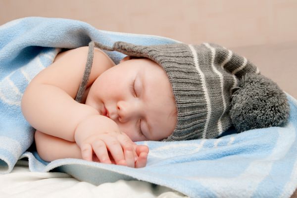 پسر ناز خواب با کلاه با پمپ
