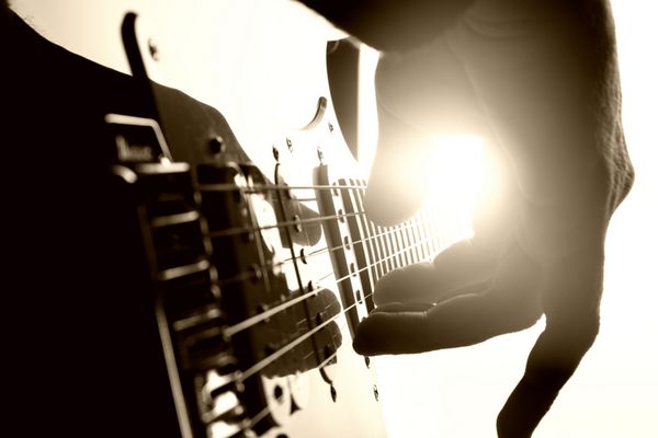 گیتاریست روی صحنه می نوازد نمای نزدیک