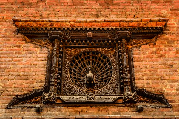 جزئیات پنجره نخود حکاکی شده در باکتاپور نپال
