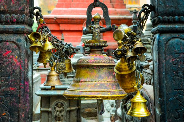 جزئیات ناقوس های نماز در معبد بودایی و هندو کاتماندو