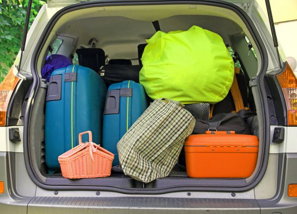 چمدان ها و کیف های زیادی در ماشین