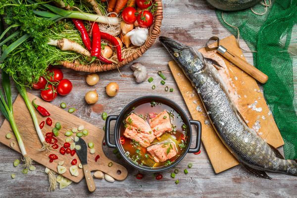 پیک و سبزیجات تازه برای سوپ ماهی