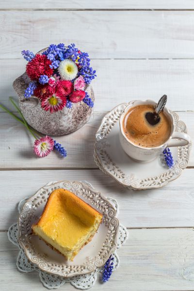 چیزکیک فنجان قهوه و گل های بهاری