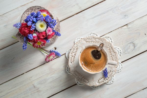 گل دیزی و فنجان قهوه