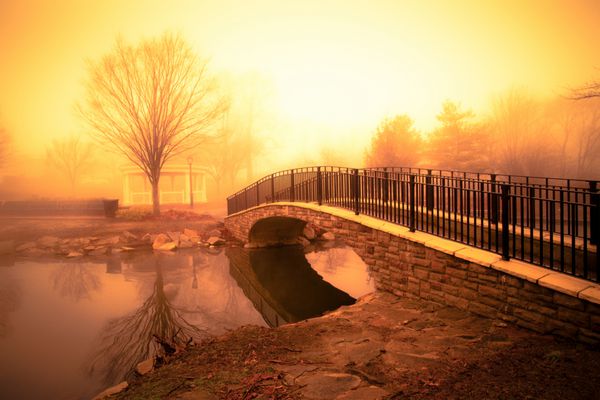 نور صبح و مه بر فراز حوضچه با پل عابر پیاده