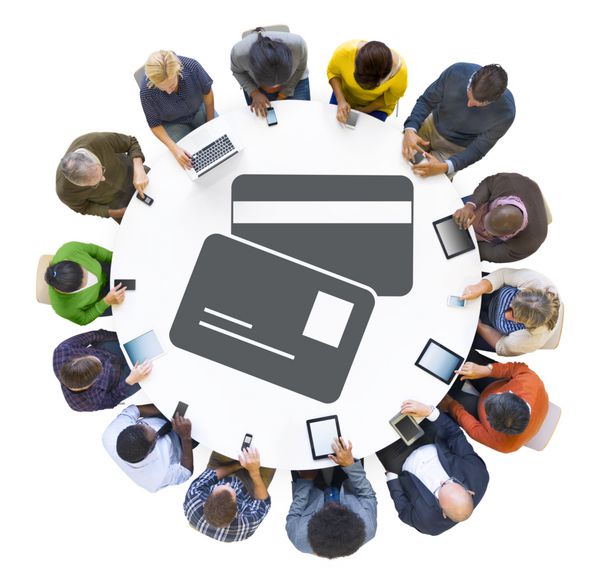 گروهی از افراد که از دستگاه های دیجیتال با نماد کارت اعتباری استفاده می کنند