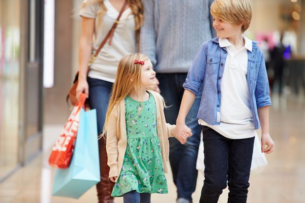 کودکان در سفر به مرکز خرید با والدین