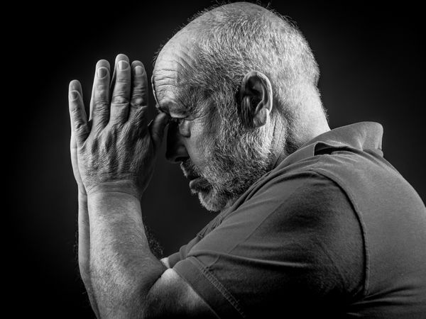 پیرمرد در حال نماز