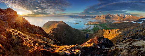 چشم انداز منظره نروژ با اقیانوس و کوه - لوفوتن