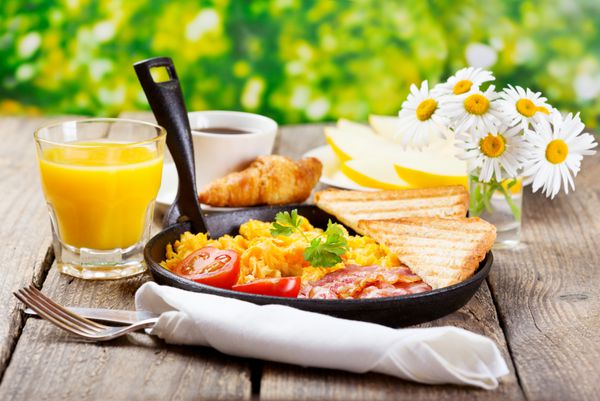 صبحانه سالم با تخم مرغ آب میوه و میوه
