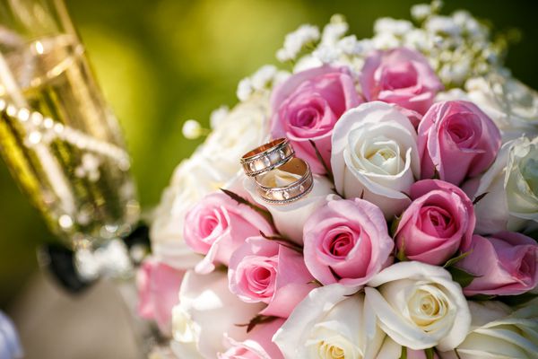 حلقه ازدواج با گل رز و لیوان شامپاین