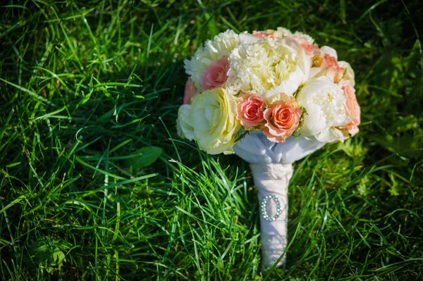 دسته گل عروسی روی چمن