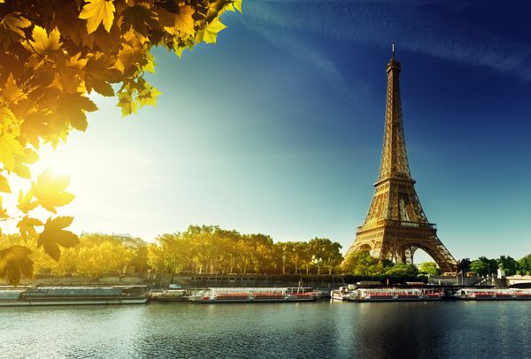 سن در پاریس با برج ایفل در فصل پاییز