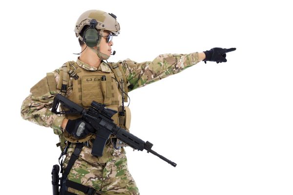 سربازی که تفنگ یا تک تیرانداز در دست دارد و هدایت می کند