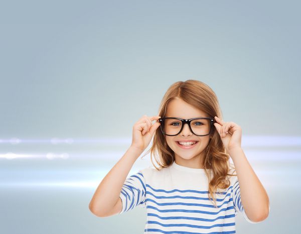 دختر کوچولوی ناز خندان با عینک مشکی