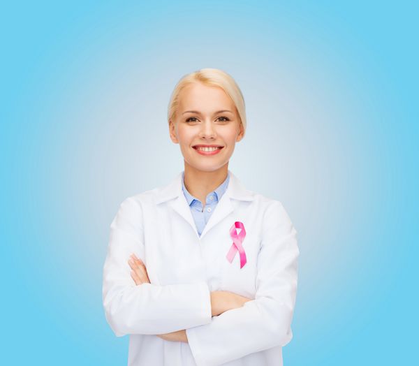 دکتر زن خندان با روبان آگاهی از سرطان