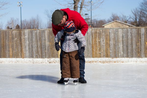 آموزش اسکیت روی یخ به پسرش