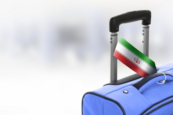 مقصد ایران چمدان آبی با پرچم