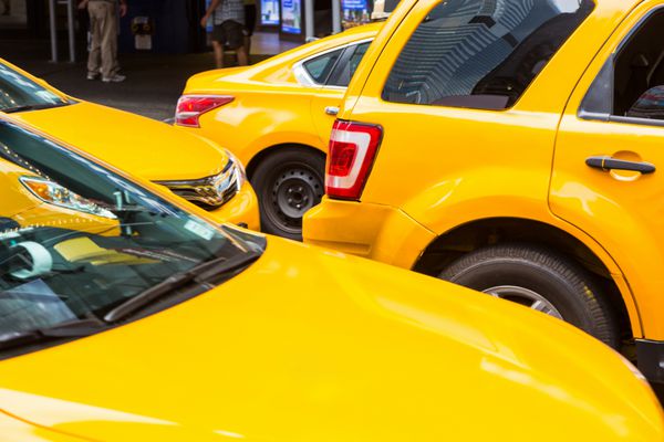 تاکسی های زرد معمولی در نیویورک