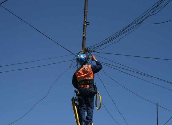 مردی در حال کار با کابل های برق
