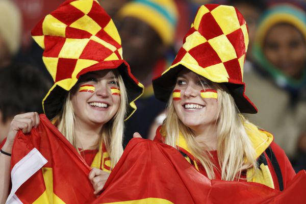 ژوهانسبورگ آفریقای جنوبی - 21 ژوئن هواداران اسپانیا در مسابقه جام جهانی فیفا در 21 ژوئن 2010 در ژوهانسبورگ آفریقای جنوبی در سکوها لبخند می زنند
