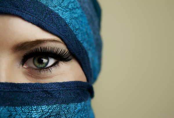 زن جوان عرب با حجاب با چشمان آبی