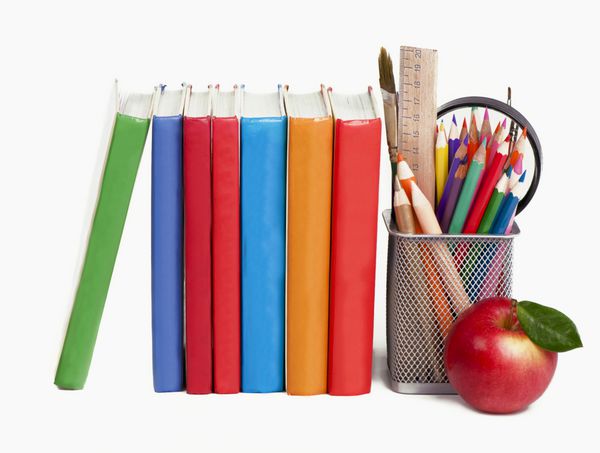بازگشت به مفهوم مدرسه کتاب های مدرسه و سیب جدا شده روی سفید