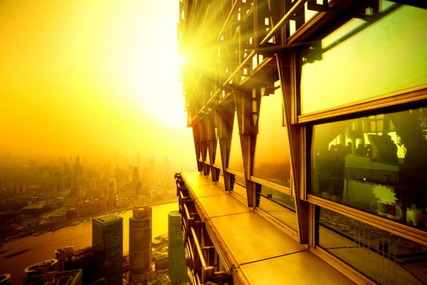 نمای بالا ساختمان زمان غروب آفتاب در شانگهای
