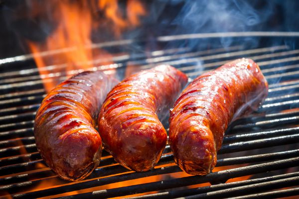 bbq با سوسیس های آتشین روی گریل