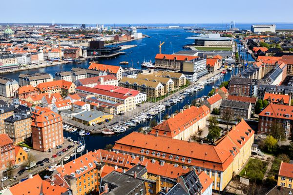 نمای هوایی روی پشت بام ها و کانال های کپنهاگ دانمارک